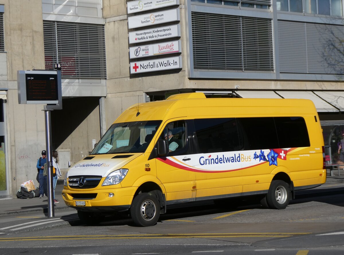 (273'933) - GrindelwaldBus, Grindelwald - Nr. 10/BE 210'669 - Mercedes (ex Loretan, Inden) am 12. April 2025 beim Bahnhof Thun