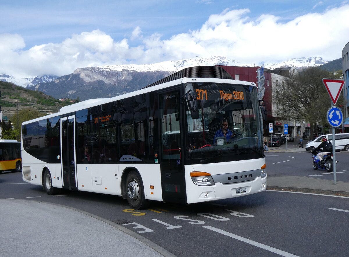 (273'944) - Theytaz, Sion - VS 574'887 - Setra (ex R�ttgen, D-Untersteinach) am 14. April 2025 beim Bahnhof Sion