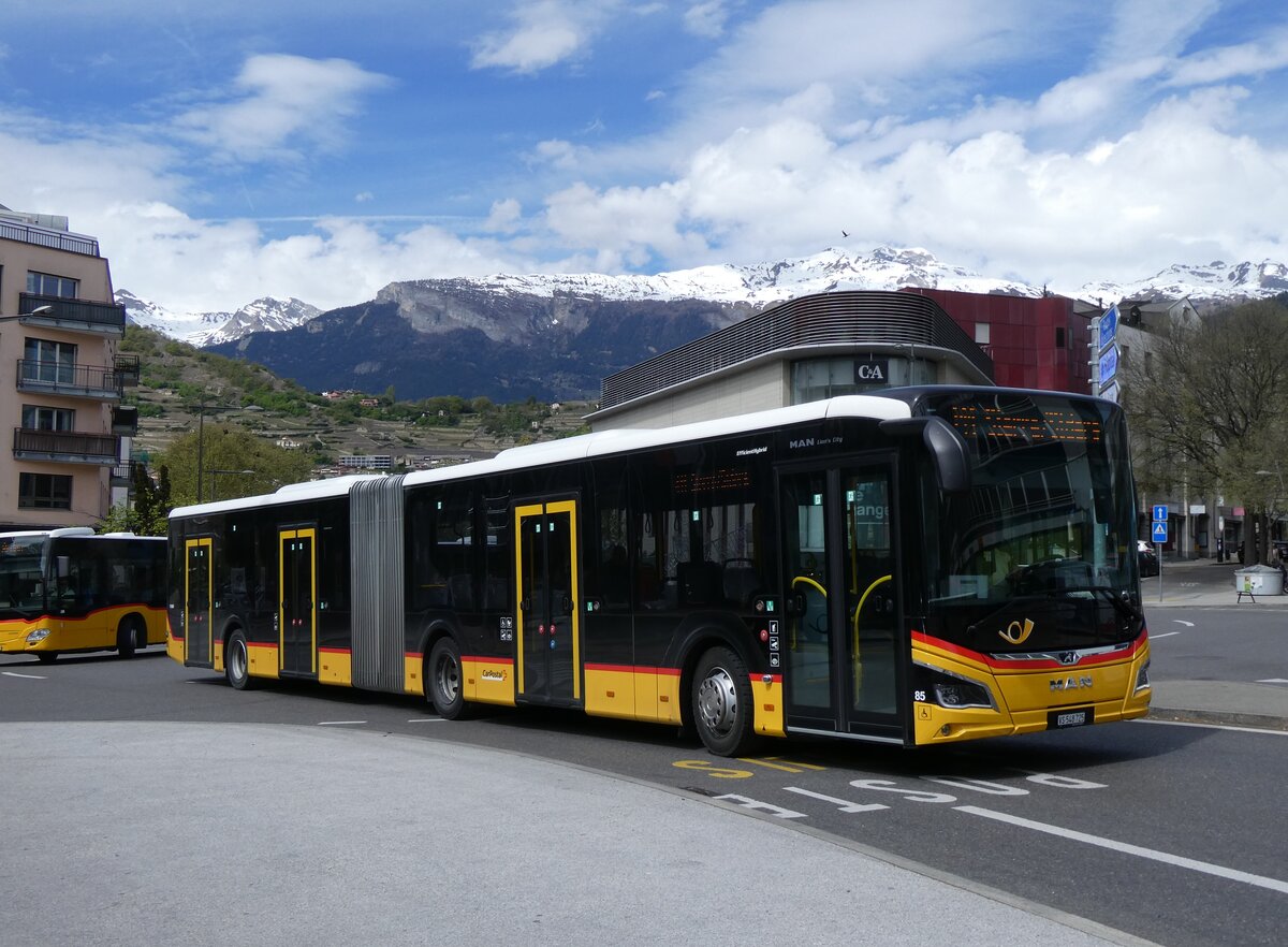(273'979) - PostAuto Wallis - Nr. 85/VS 548'725/PID 11'888 - MAN am 14. April 2025 beim Bahnhof Sion