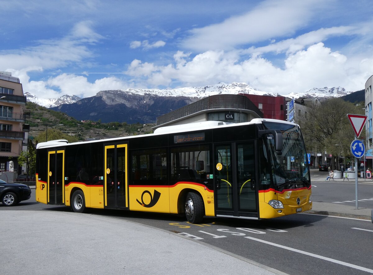 (273'982) - PostAuto Wallis - Nr. 3/VS 414'345/PID 10'957 - Mercedes am 14. April 2025 beim Bahnhof Sion