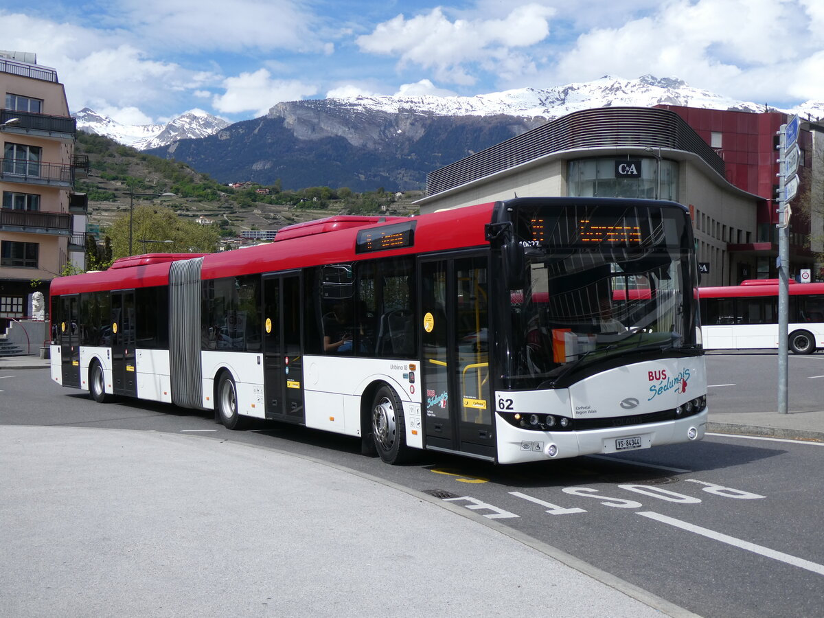 (273'984) - PostAuto Wallis - Nr. 62/VS 84'344/PID 10'027 - Solaris am 14. April 2025 beim Bahnhof Sion