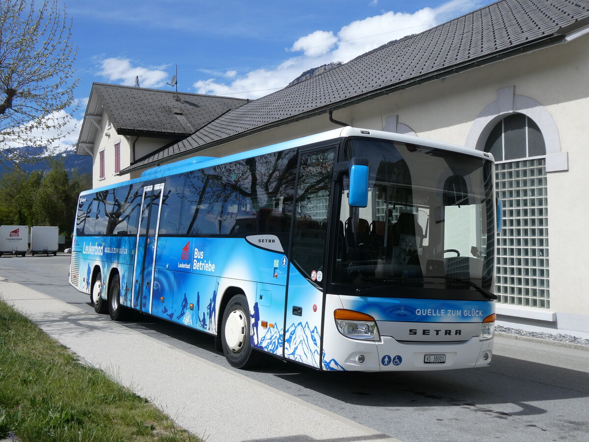 (274'000) - LBB Susten - Nr. 1/VS 38'001 - Setra am 14. April 2025 in Leuk, Garage