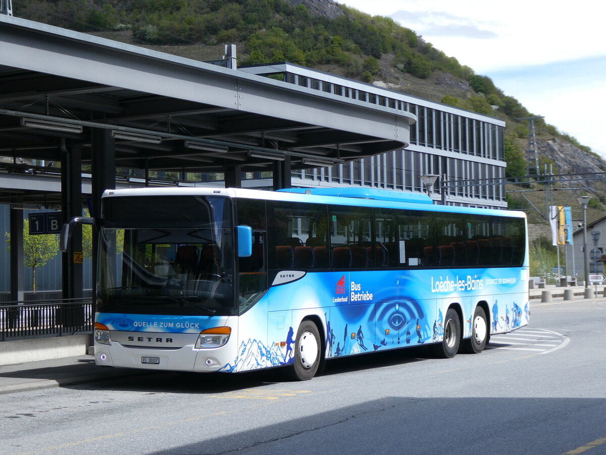 (274'002) - LBB Susten - Nr. 7/VS 38'007 - Setra am 14. April 2025 beim Bahnhof Leuk