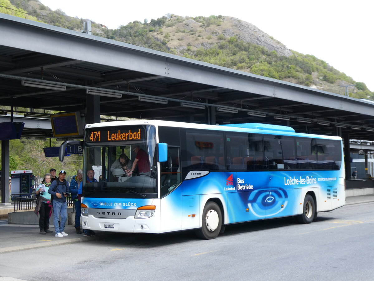 (274'009) - LBB Susten - Nr. 11/VS 38'011 - Setra am 14. April 2025 beim Bahnhof Leuk