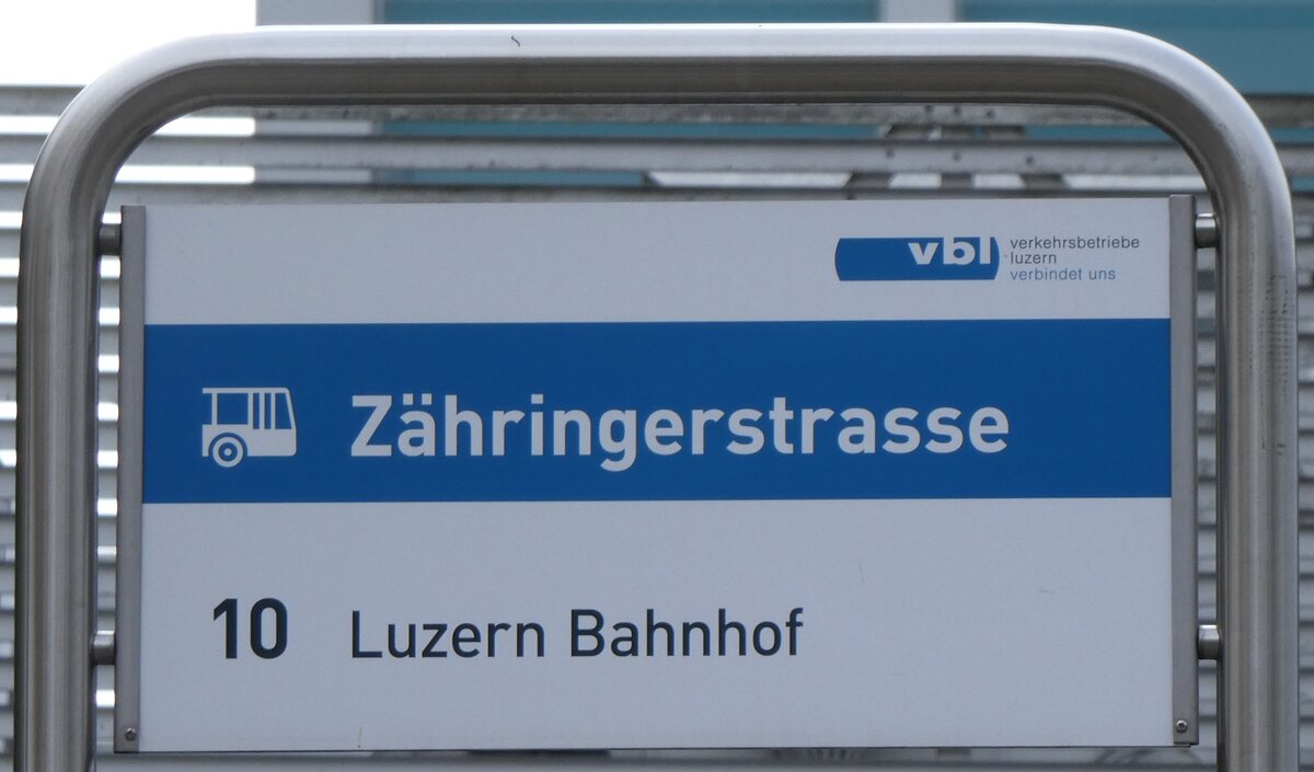 (274'016) - vbl-Haltestellenschild - Luzern, Z�hringerstrasse - am 15. April 2025