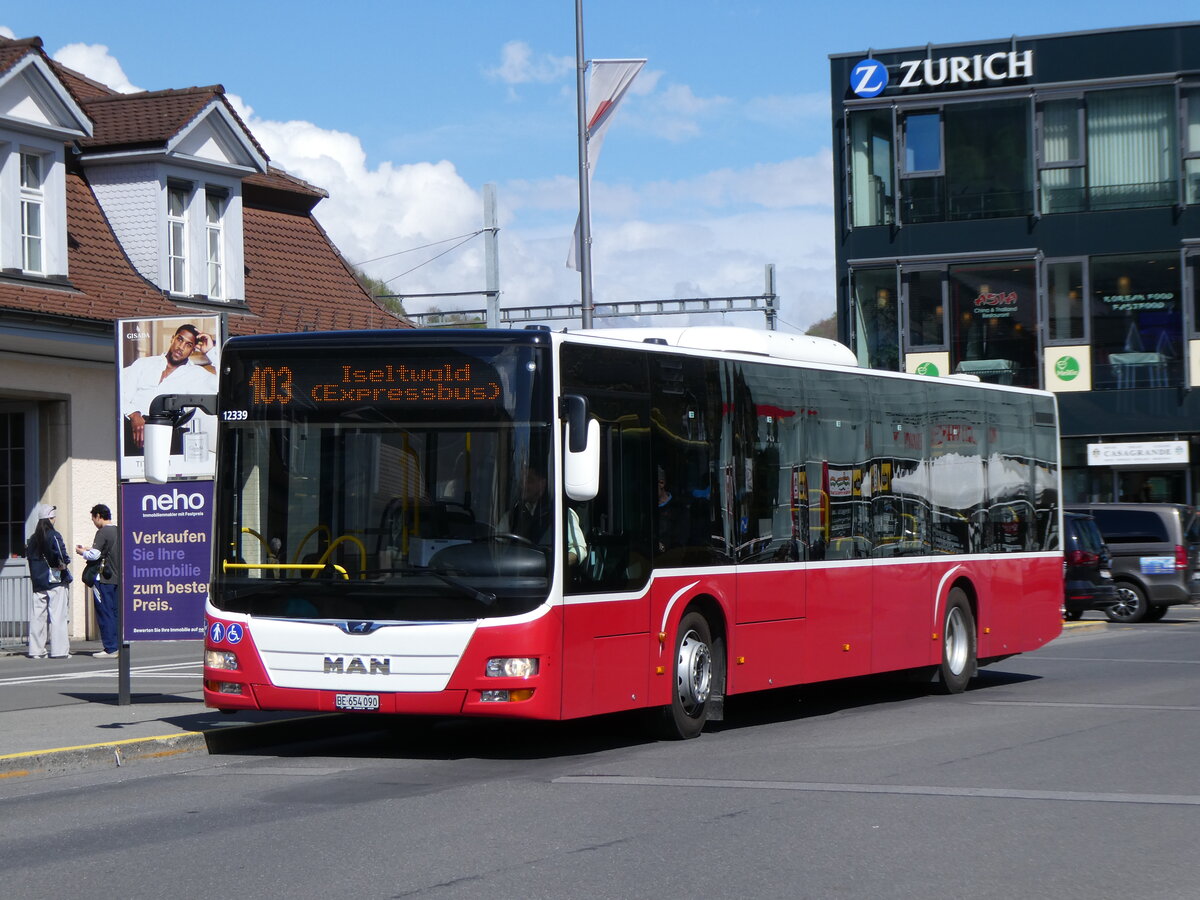 (274'033) - PostAuto Bern - BE 654'090/PID 12'339 - MAN (ex Dr. Richard, A-Wien Nr. 1419) am 15. April 2025 beim Bahnhof Interlaken Ost