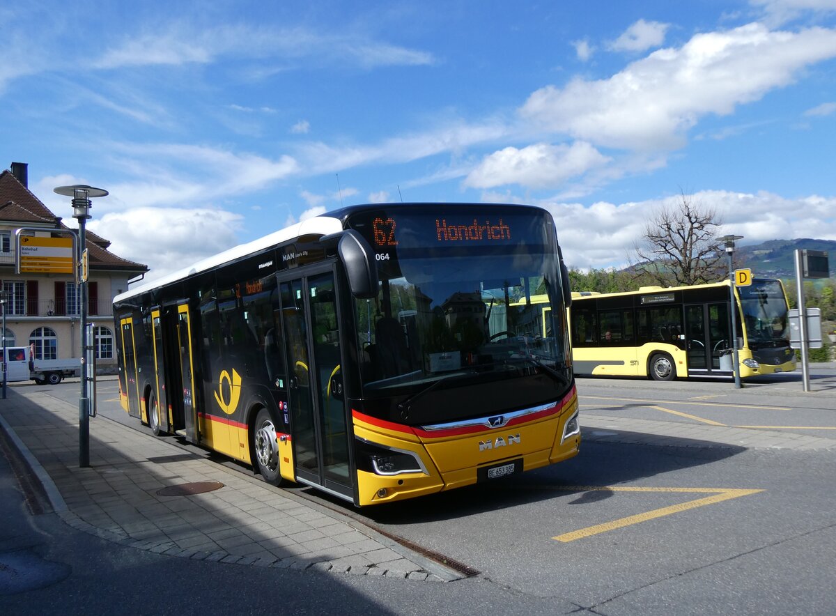 (274'038) - PostAuto Bern - BE 653'385/PID 12'064 - MAN am 15. April 2025 beim Bahnhof Spiez