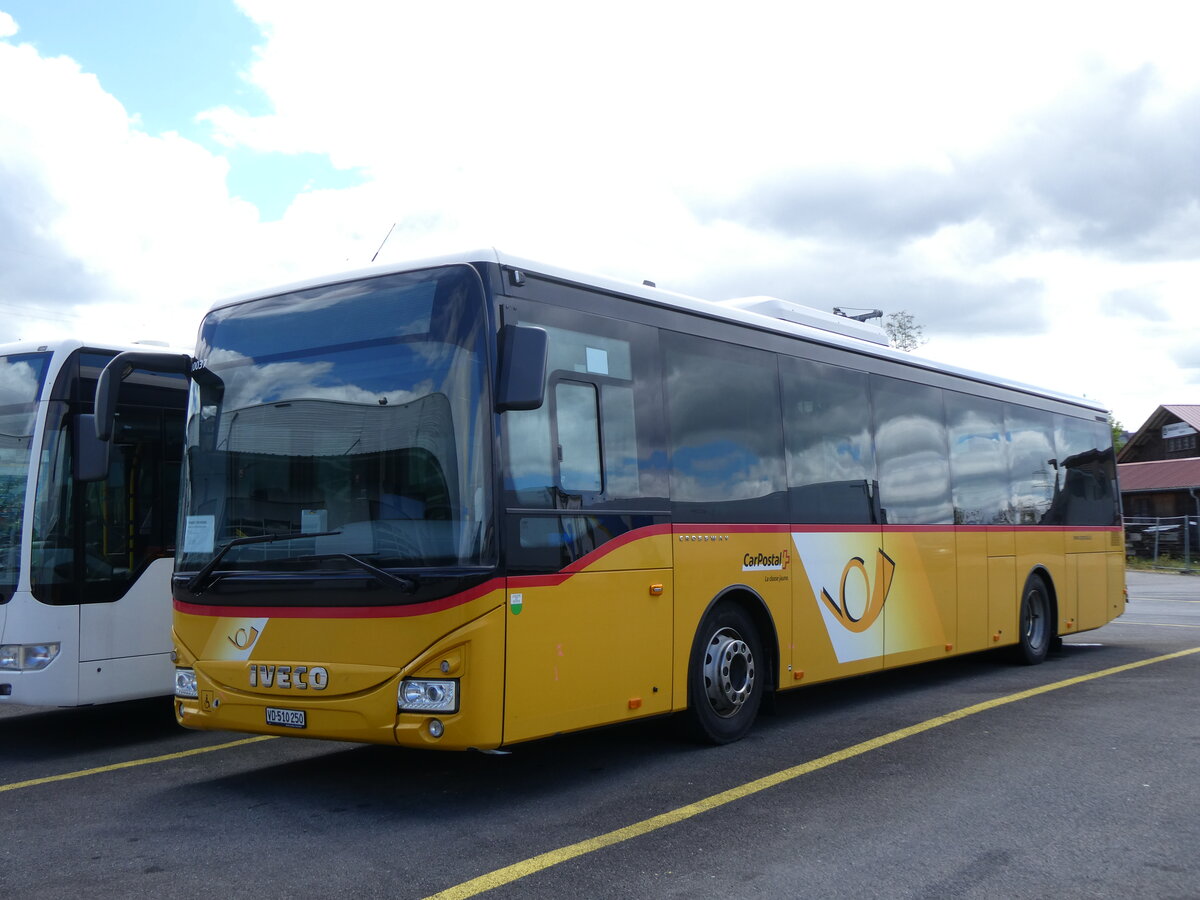 (274'060) - CarPostal Ouest - VD 510'250/PID 10'037 - Iveco (ex Faucherre, Moudon) am 18. April 2025 in Kerzers, Interbus