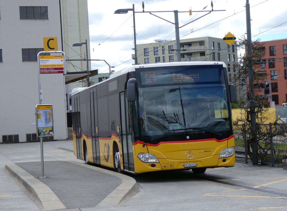 (274'075) - Wieland, Kerzers - Nr. 92/FR 300'634/PID 10'516 - Mercedes am 18. April 2025 beim Bahnhof D�dingen
