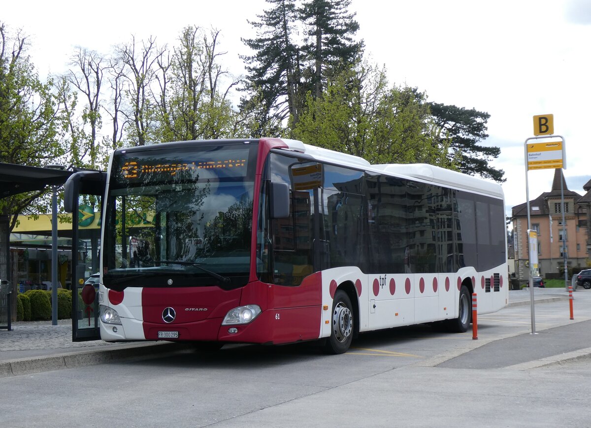 (274'076) - TPF Fribourg - Nr. 61/FR 300'295 - Mercedes am 18. April 2025 beim Bahnhof D�dingen