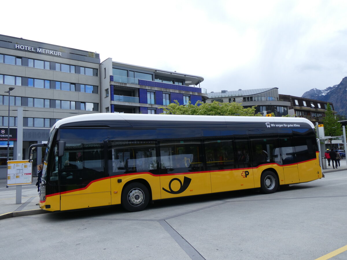 (274'151) - PostAuto Bern - BE 610'535/PID 12'124 - eMercedes am 24. April 2025 beim Bahnhof Interlaken West