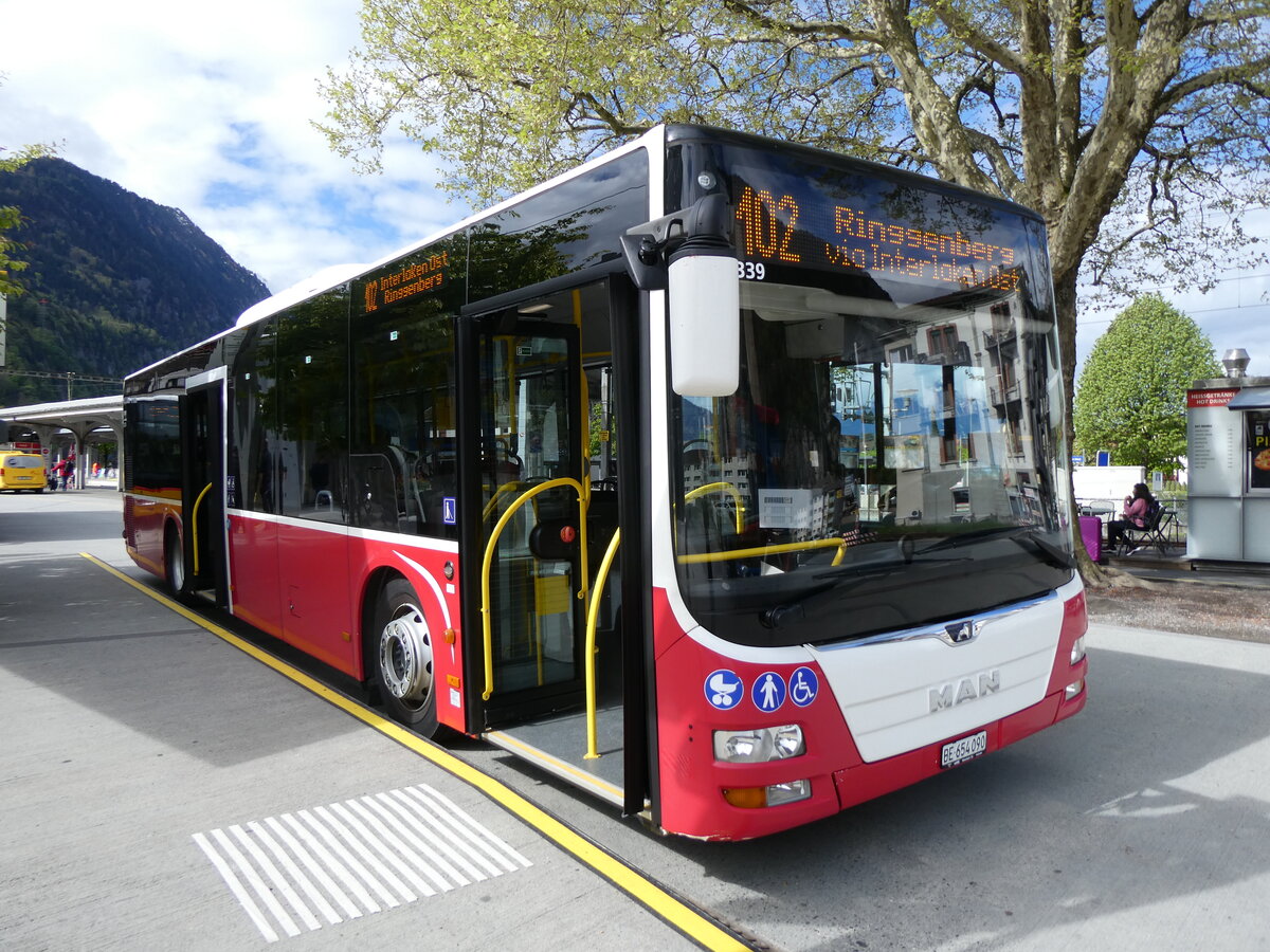 (274'163) - PostAuto Bern - BE 654'090/PID 12'339 - MAN (ex Dr. Richard, A-Wien Nr. 1419) am 24. April 2025 beim Bahnhof Interlaken West