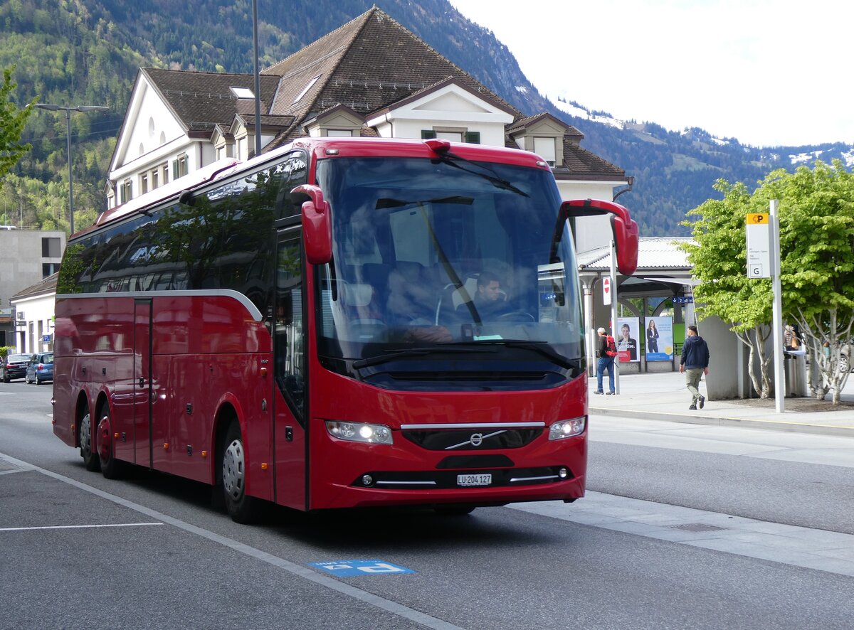 (274'166) - Hil�rio, Sch�tz - LU 204'127 - Volvo am 24. April 2025 beim Bahnhof Interlaken West