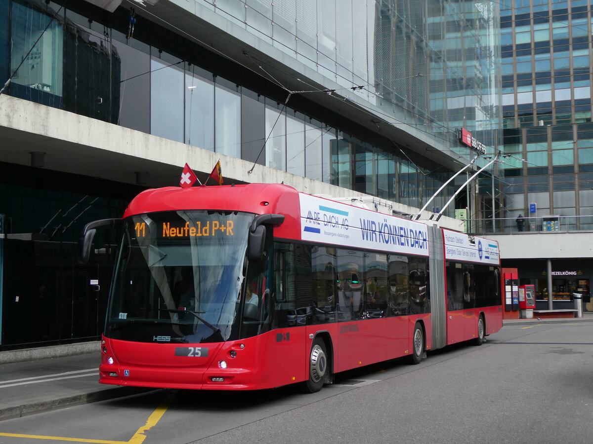 (274'194) - Bernmobil, Bern - Nr. 25 - Hess/Hess Gelenktrolleybus am 26. April 2025 beim Bahnhof Bern