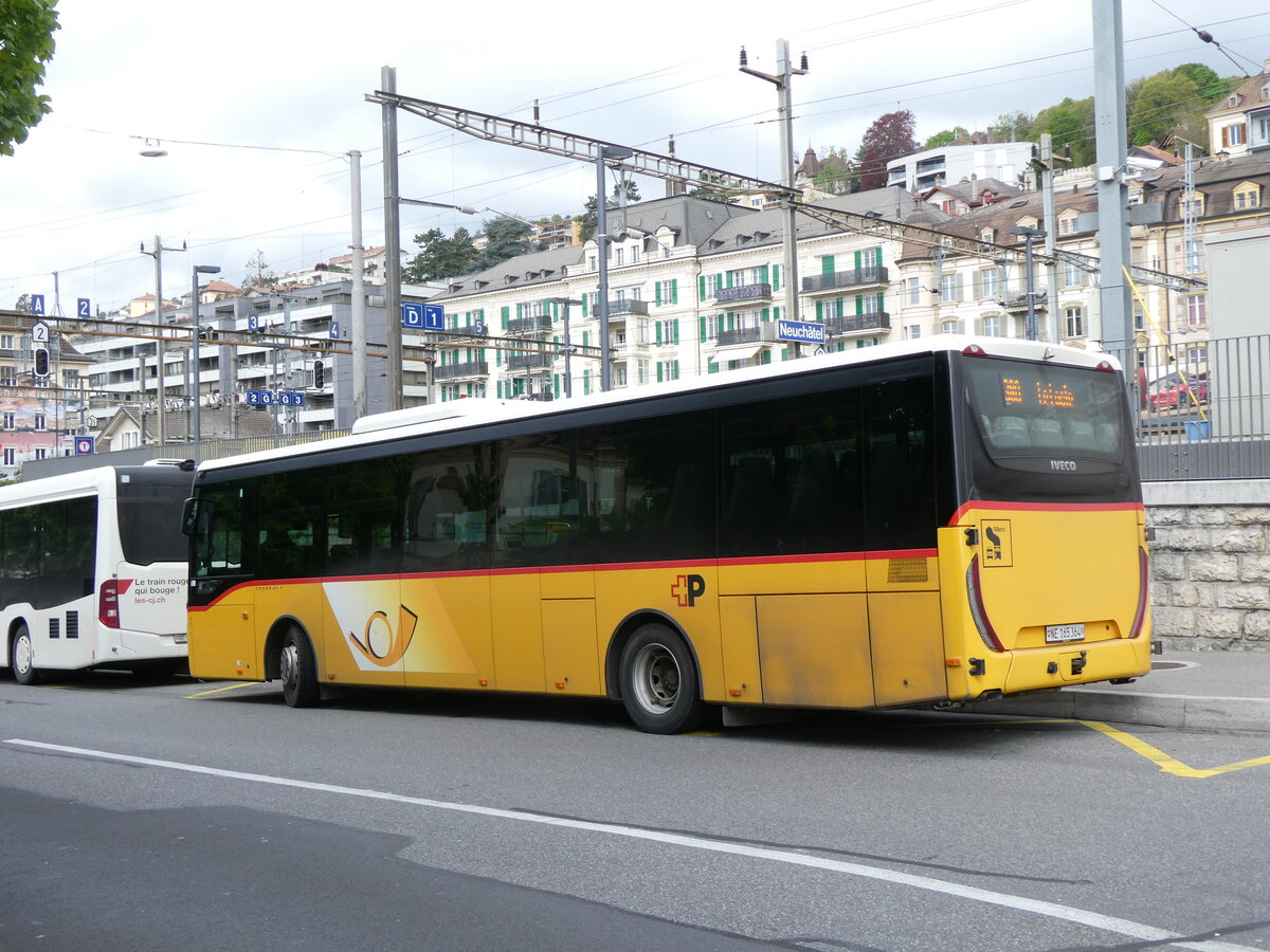 (274'198) - CarPostal Ouest - NE 165'364/PID 10'018 - Iveco (ex TPC Aigle Nr. CP09) am 26. April 2025 beim Bahnhof Neuch�tel