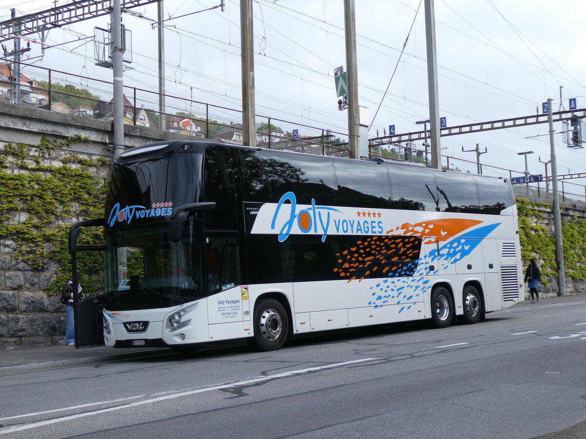 (274'203) - Joly Voyages, Les Breuleux - NE 132'019 - VDL am 26. April 2025 beim Bahnhof Neuch�tel