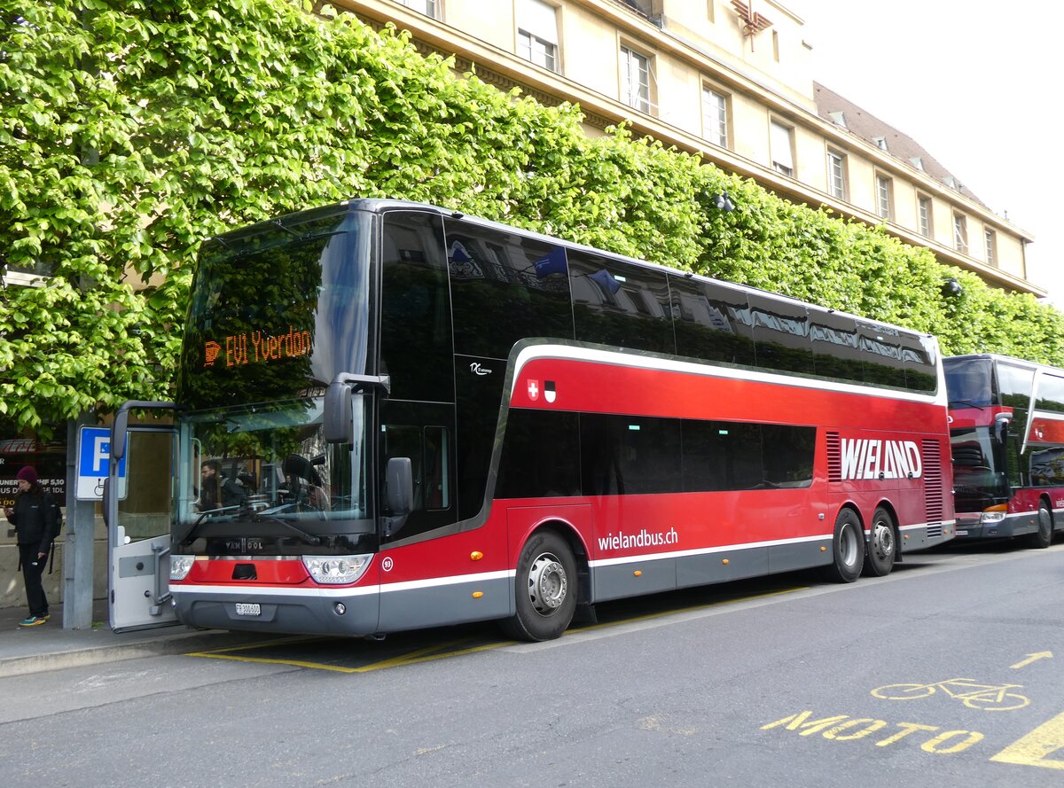 (274'206) - Wieland, Murten - Nr. 93/FR 300'600 - Van Hool am 26. April 2025 beim Bahnhof Neuch�tel