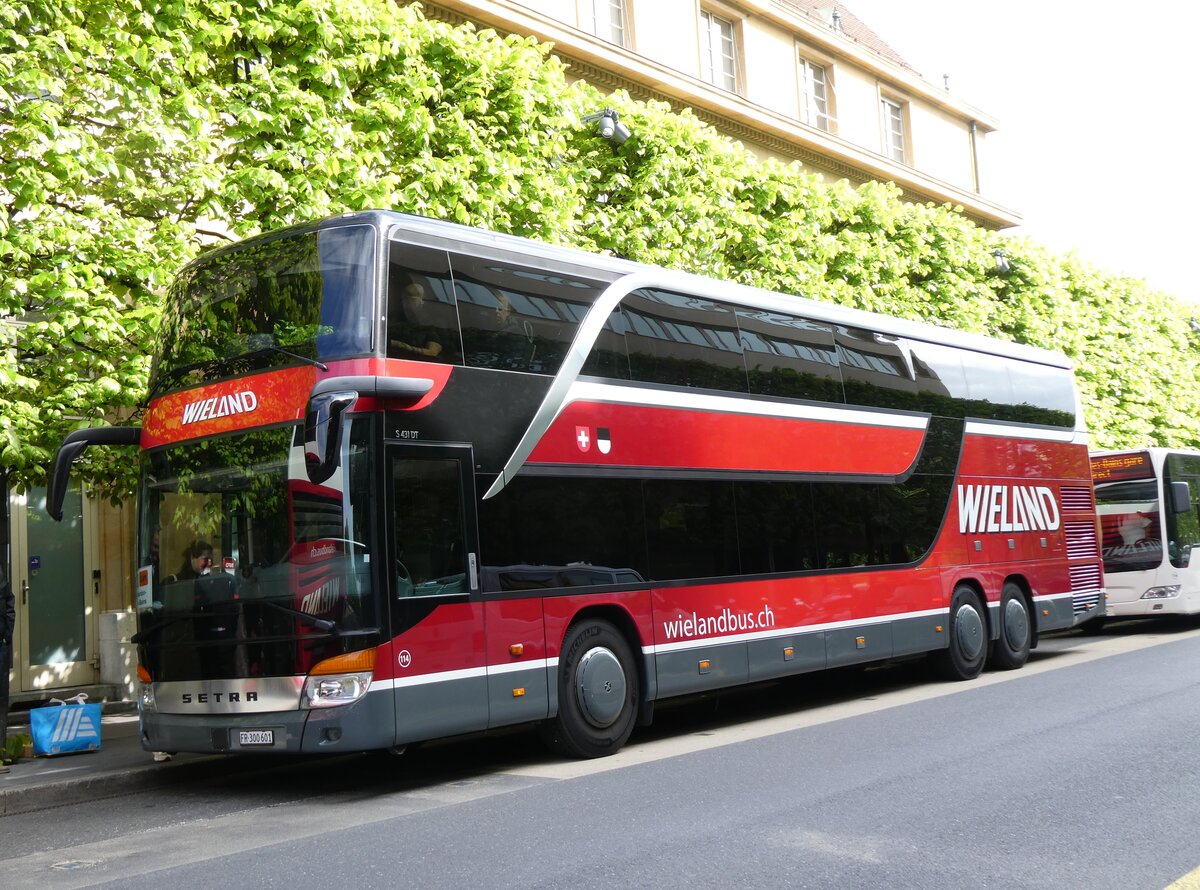 (274'207) - Wieland, Murten - Nr. 114/FR 300'601 - Setra am 26. April 2025 beim Bahnhof Neuch�tel