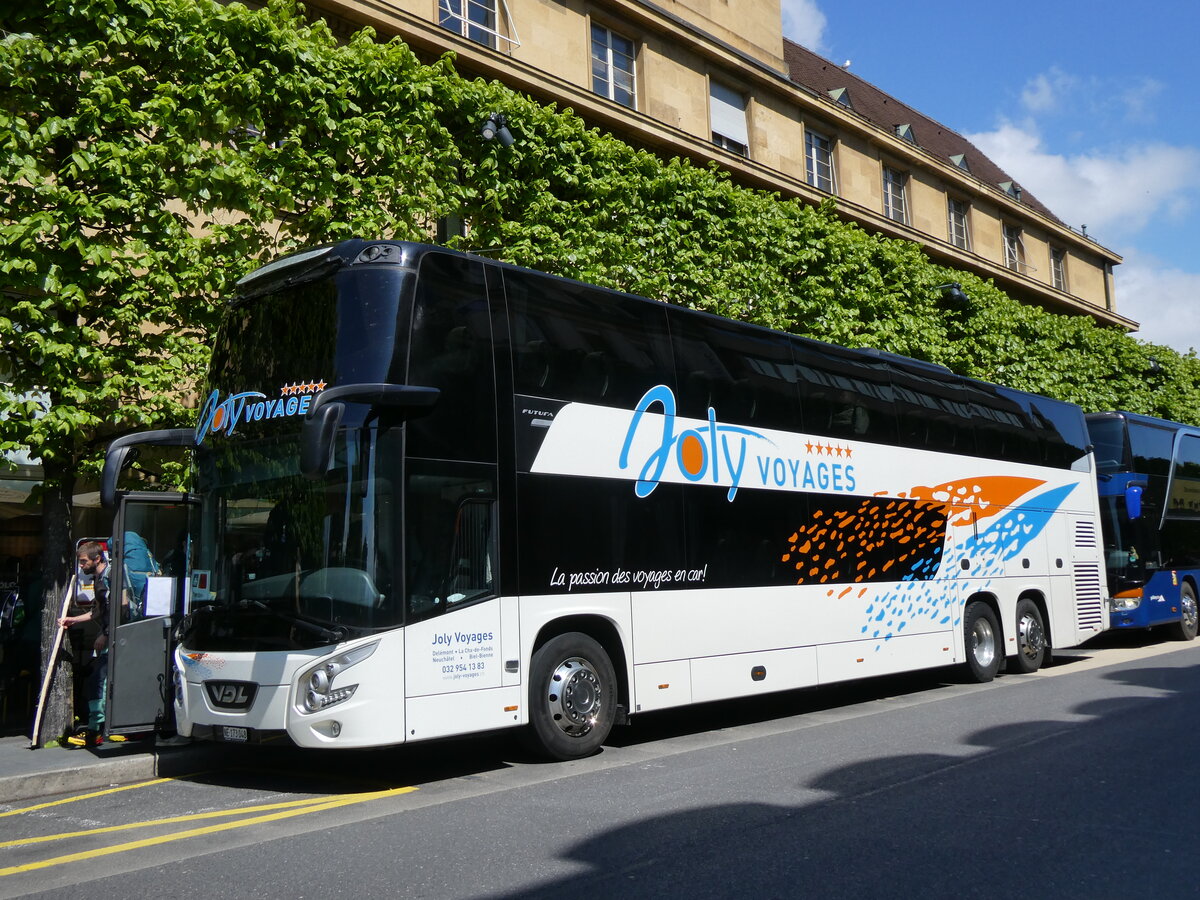 (274'270) - Joly Voyages, Les Breuleux - NE 173'048 - VDL (ex Rope, D-Bordesholm) am 26. April 2025 beim Bahnhof Neuch�tel