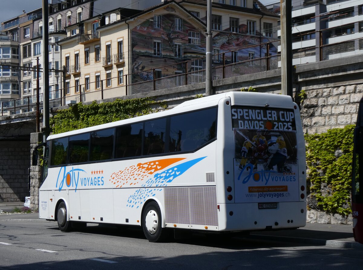 (274'272) - Joly Voyages, Les Breuleux - NE 123'058 - Bova am 26. April 2025 beim Bahnhof Neuch�tel