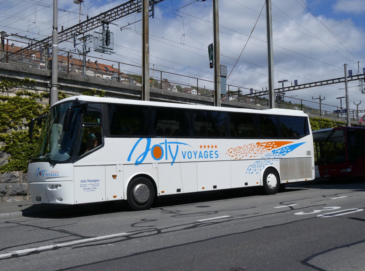 (274'273) - Joly Voyages, Les Breuleux - NE 123'058 - Bova am 26. April 2025 beim Bahnhof Neuch�tel