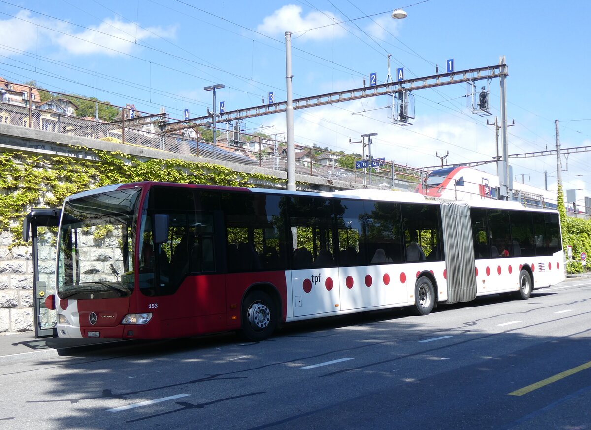 (274'286) - TPF Fribourg - Nr. 153/FR 300'227 - Mercedes am 26. April 2025 beim Bahnhof Neuch�tel