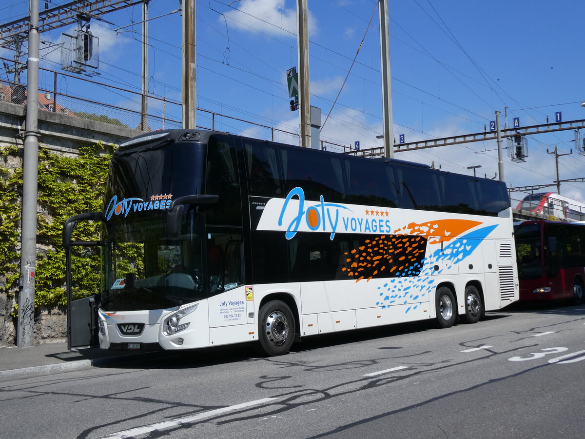 (274'287) - Joly Voyages, Les Breuleux - NE 132'019 - VDL am 26. April 2025 beim Bahnhof Neuch�tel