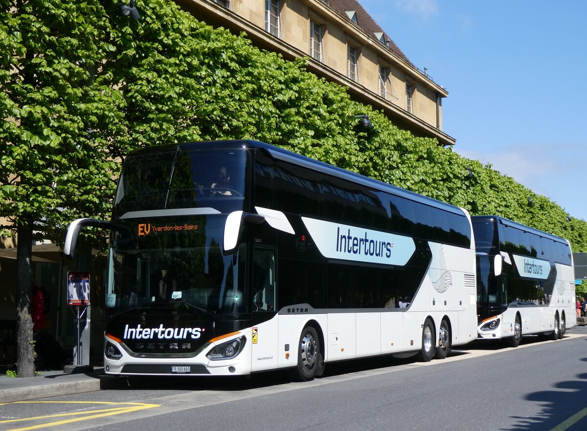 (274'290) - Intertours, Domdidier - FR 300'660 - Setra am 26. April 2025 beim Bahnhof Neuch�tel