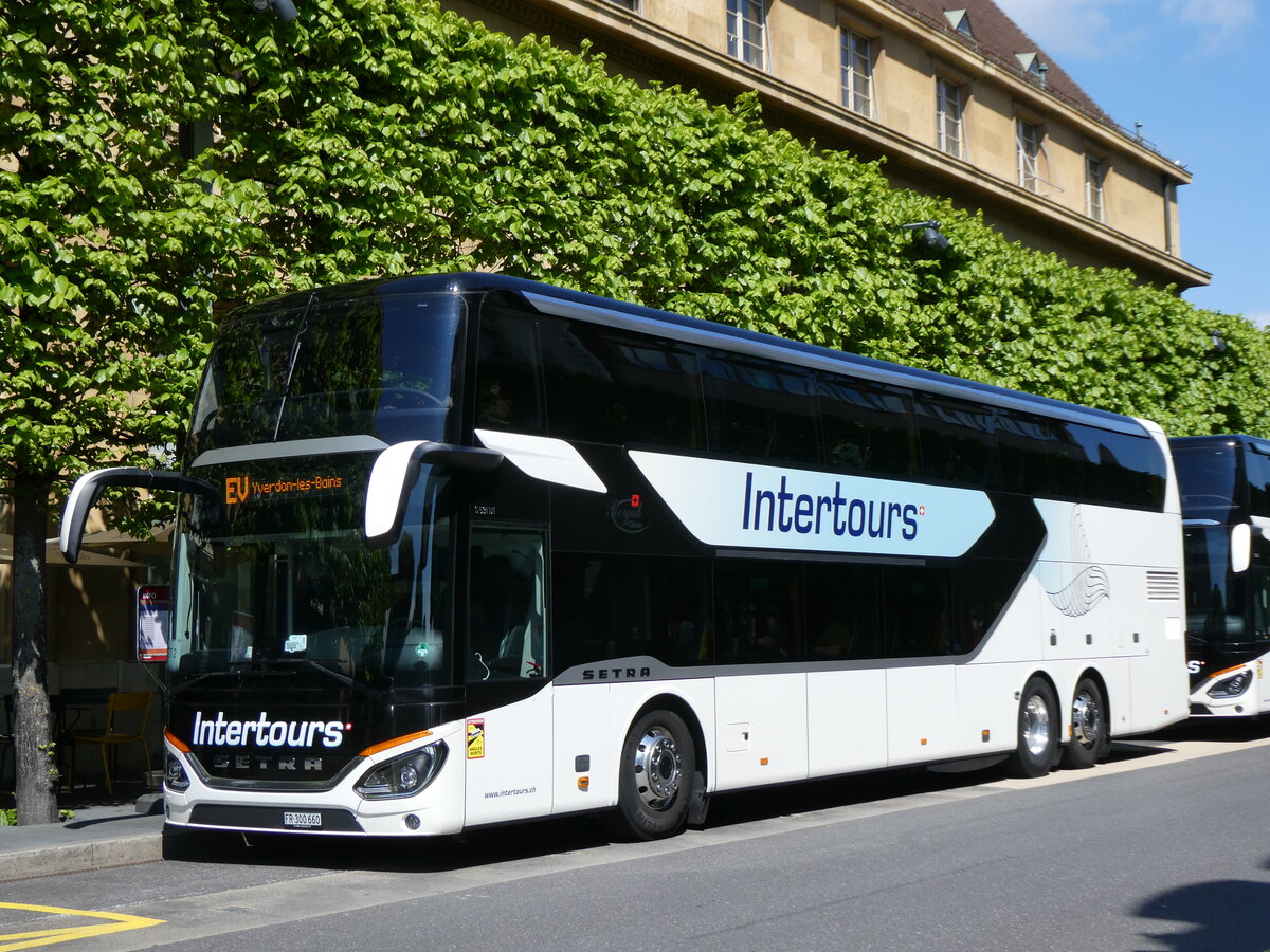 (274'291) - Intertours, Domdidier - FR 300'660 - Setra am 26. April 2025 beim Bahnhof Neuch�tel