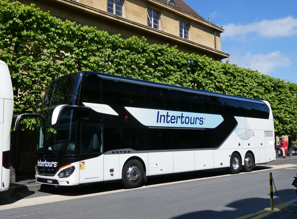 (274'292) - Intertours, Domdidier - FR 300'651 - Setra am 26. April 2025 beim Bahnhof Neuch�tel