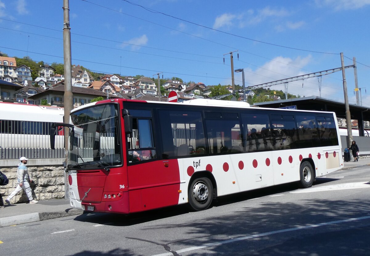 (274'293) - TPF Fribourg - Nr. 36/FR 300'358 - Volvo am 26. April 2025 beim Bahnhof Neuch�tel