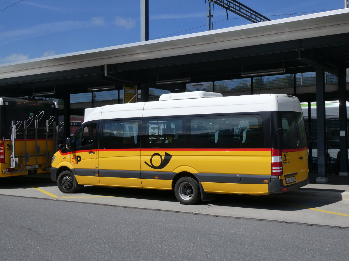 (274'340) - PostAuto Zentralschweiz - Nr. 205/OW 10'005/PID 10'531 - Mercedes (ex Nr. 15; ex Dillier, Sarnen Nr. 15) am 28. April 2025 beim Bahnhof Sch�pfheim
