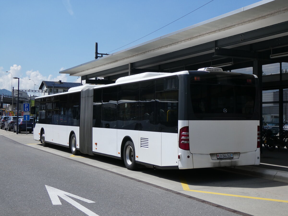 (274'349) - H�fliger, Sursee - Nr. 9/LU 244'141/PID 5395 - Mercedes am 28. April 2025 beim Bahnhof Sch�pfheim