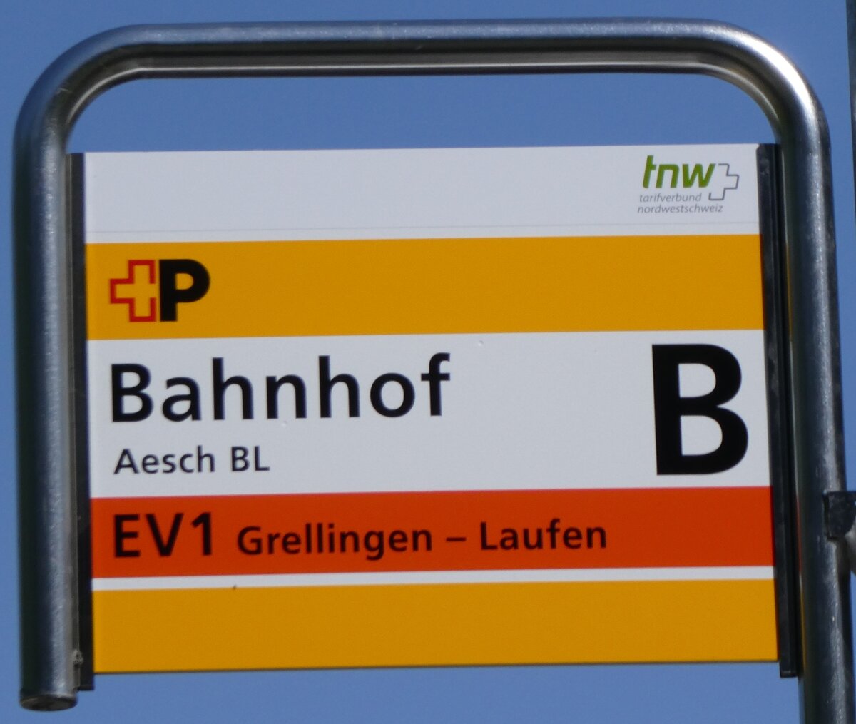 (274'420) - +P-Haltestellenschild - Aesch BL, Bahnhof - am 2. Mai 2025