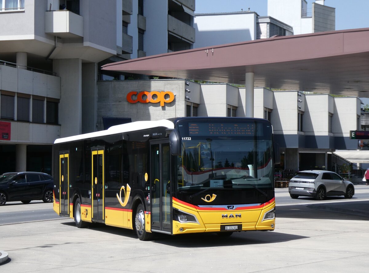 (274'468) - PostAuto Nordschweiz - BL 224'302/PID 11'722 - MAN am 2. Mai 2025 beim Bahnhof Laufen