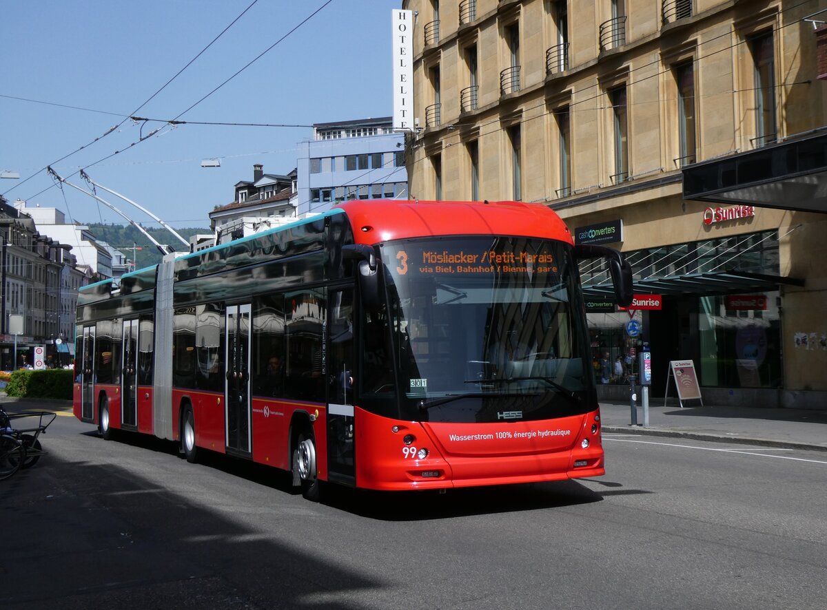 (274'494) - VB Biel - Nr. 99 - Hess/Hess Gelenktrolleybus am 2. Mai 2025 beim Bahnhof Biel