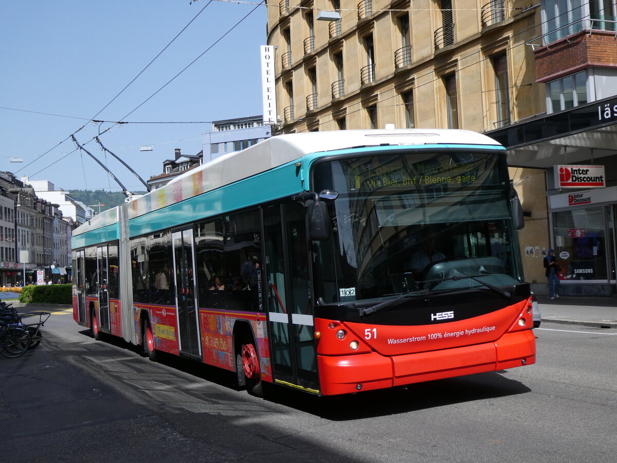 (274'496) - VB Biel - Nr. 51 - Hess/Hess Gelenktrolleybus am 2. Mai 2025 beim Bahnhof Biel