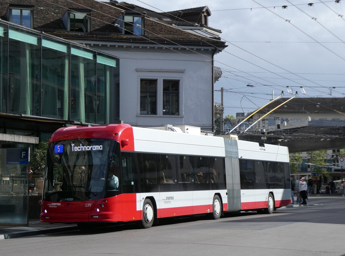 (274'646) - SW Winterthur - Nr. 135 - Hess/Hess Gelenktrolleybus am 3. Mai 2025 beim Hauptbahnhof Winterthur