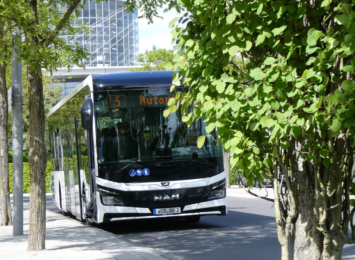 (275'012) - Bischof, Wolfsburg - WOB-BR 3 - MAN am 7. Mai 2025 in Wolfsburg, Autostadt