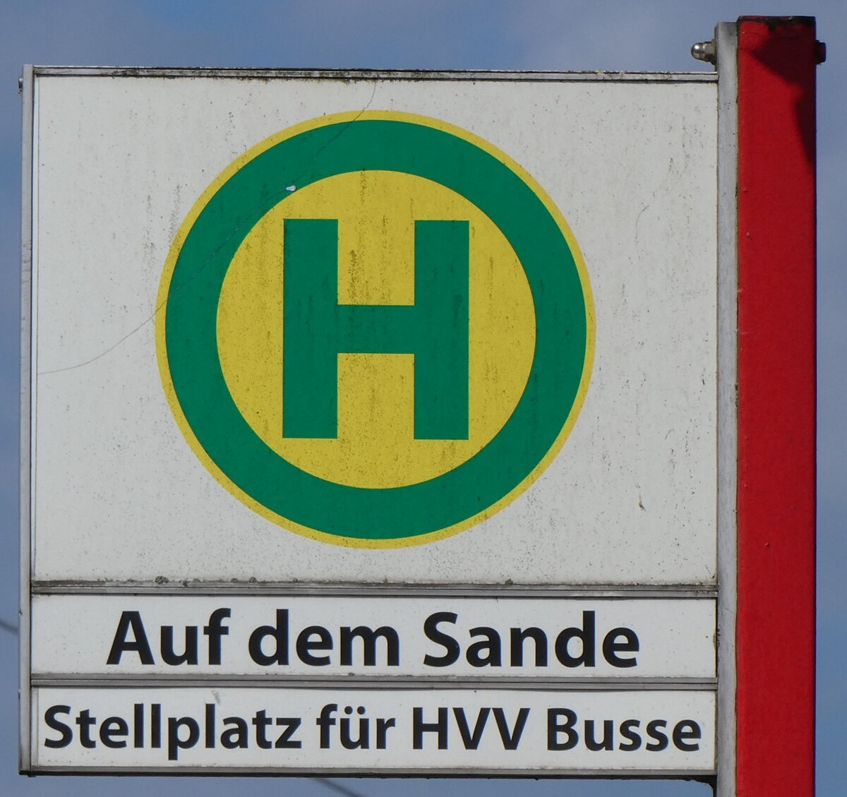 (275'047) - HVV-Haltestellenschild - Hamburg auf dem Sande - am 8. Mai 2025