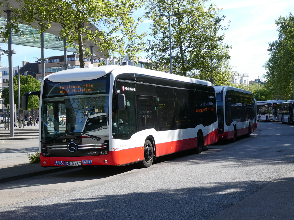 (275'268) - HHA Hamburg - Nr. 2337/HH-XB 2337 - eMercedes am 9. Mai 2025 beim Hauptbahnhof Hamburg