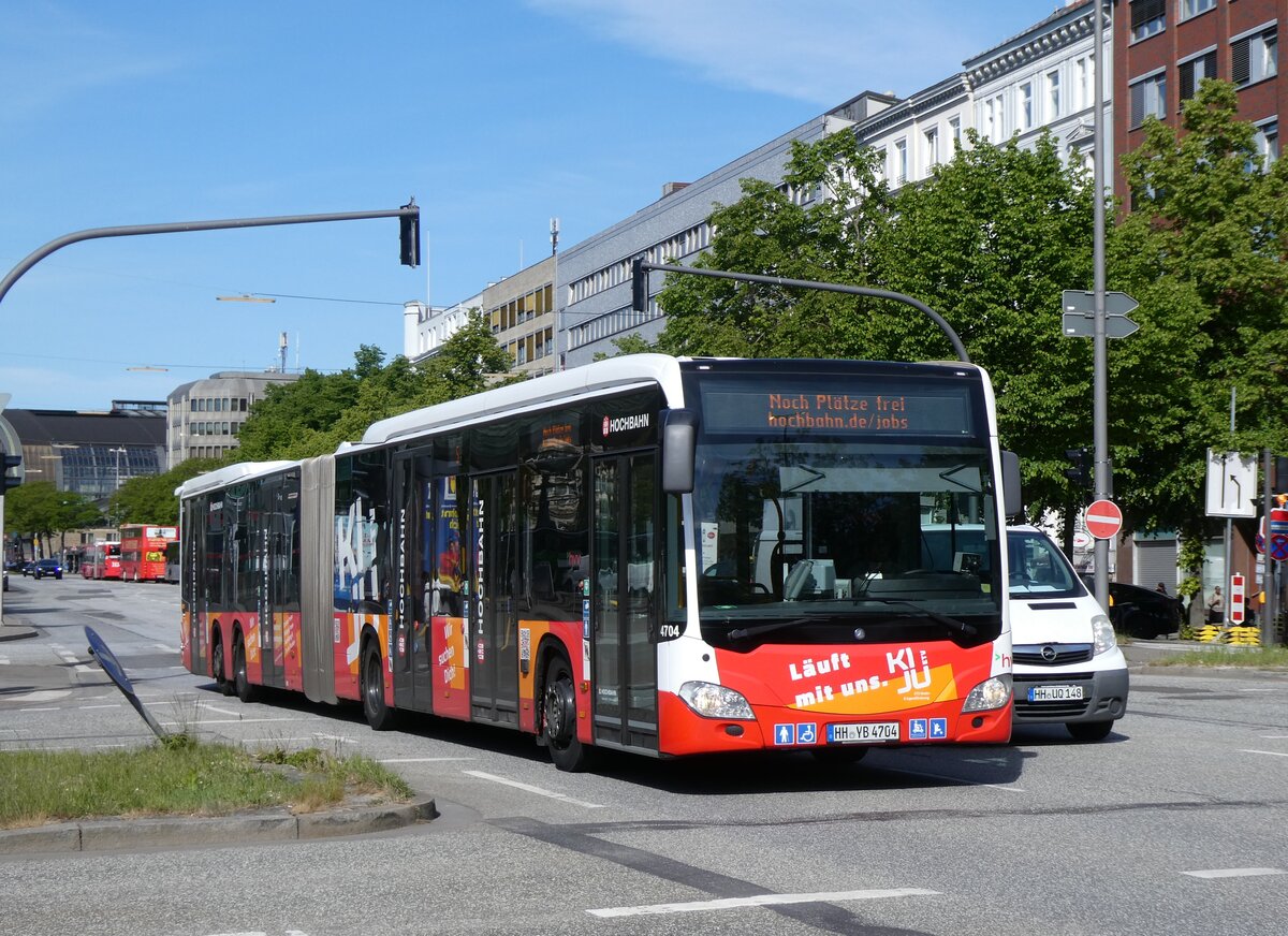 (275'287) - HHA Hamburg - Nr. 4704/HH-YB 4704 - Mercedes am 9. Mai 2025 beim Hauptbahnhof Hamburg