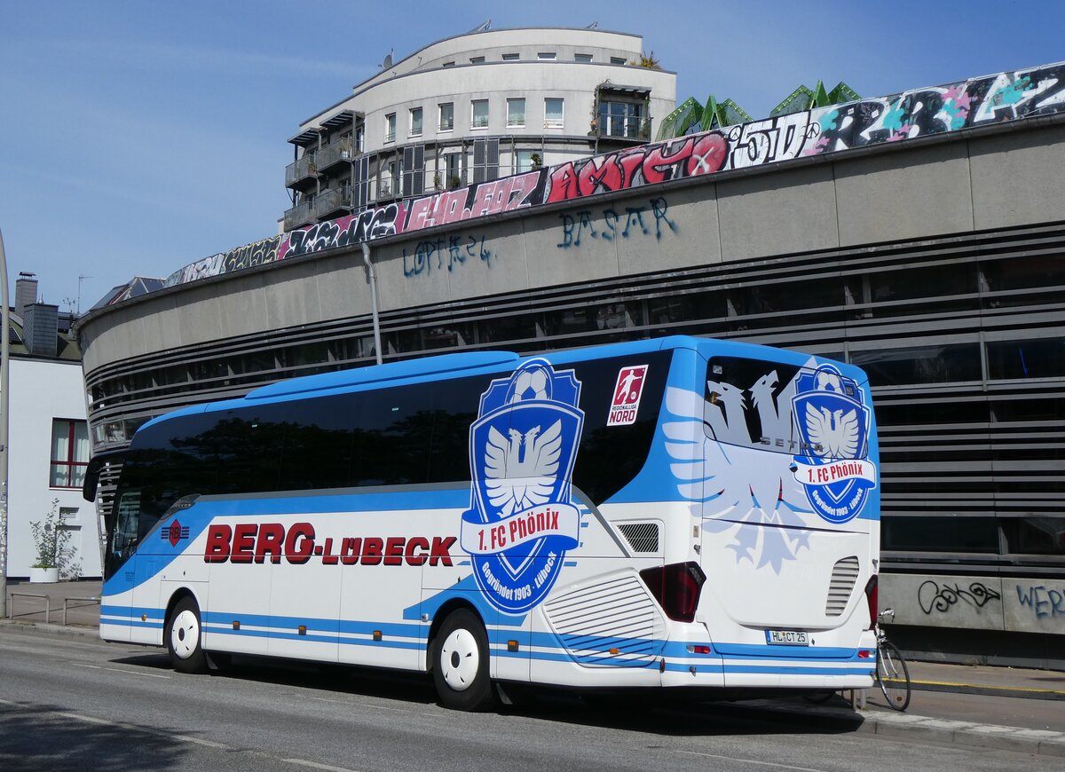 (275'356) - Berg, L�beck - HL-CT 25 - Setra am 10. Mai 2025 in Hamburg, Hafentreppe