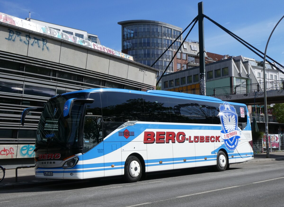 (275'358) - Berg, L�beck - HL-CT 25 - Setra am 10. Mai 2025 in Hamburg, Hafentreppe