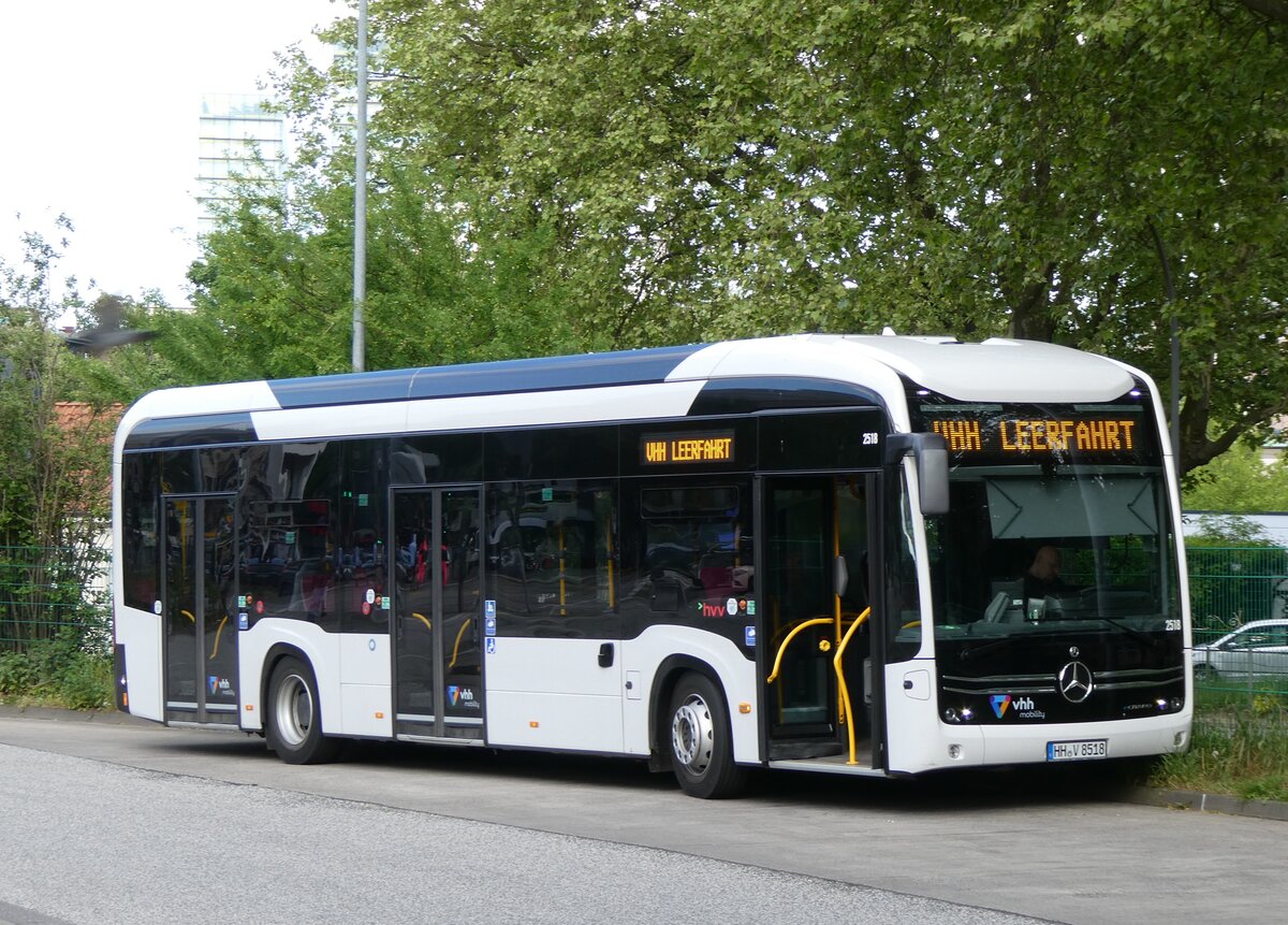 (275'383) - VHH Hamburg - Nr. 2518/HH-V 8518 - eMercedes am 10. Mai 2025 beim Hauptbahnhof Hamburg