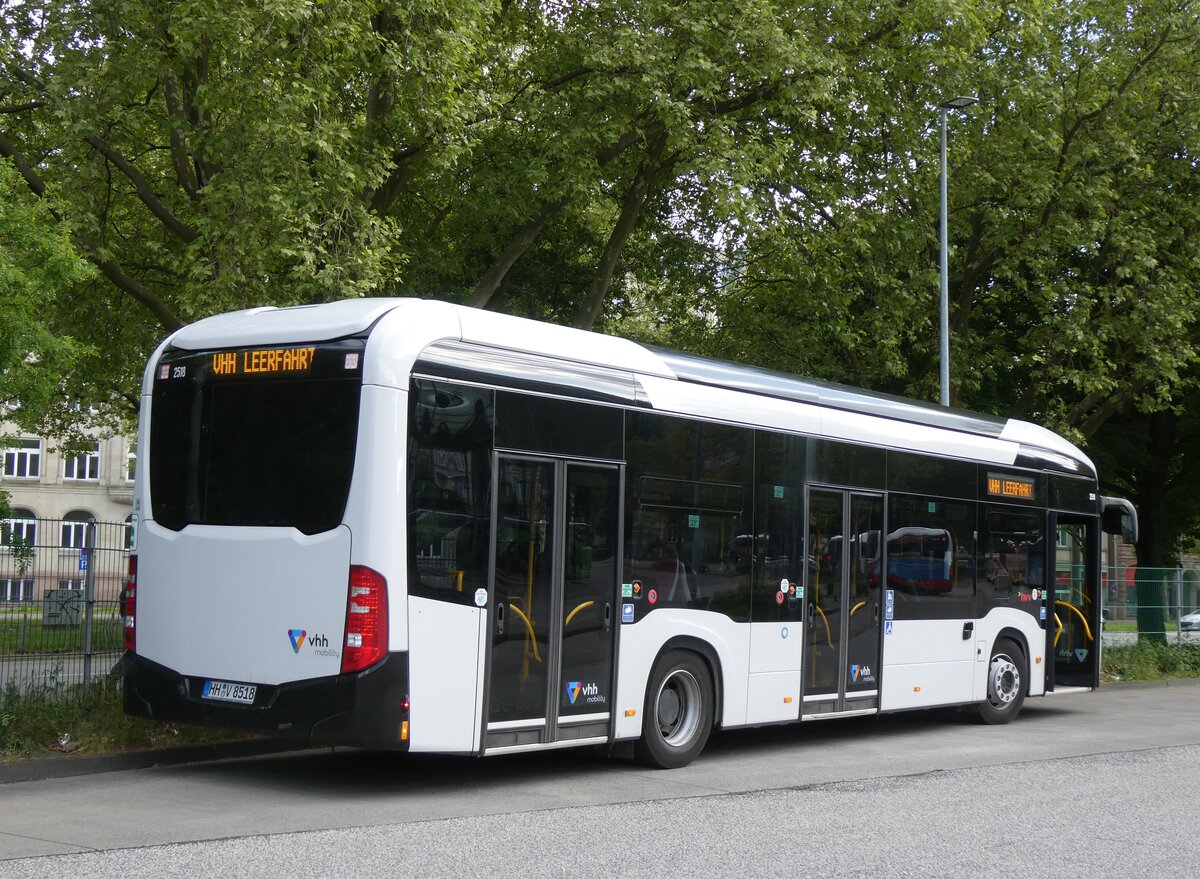 (275'384) - VHH Hamburg - Nr. 2518/HH-V 8518 - eMercedes am 10. Mai 2025 beim Hauptbahnhof Hamburg