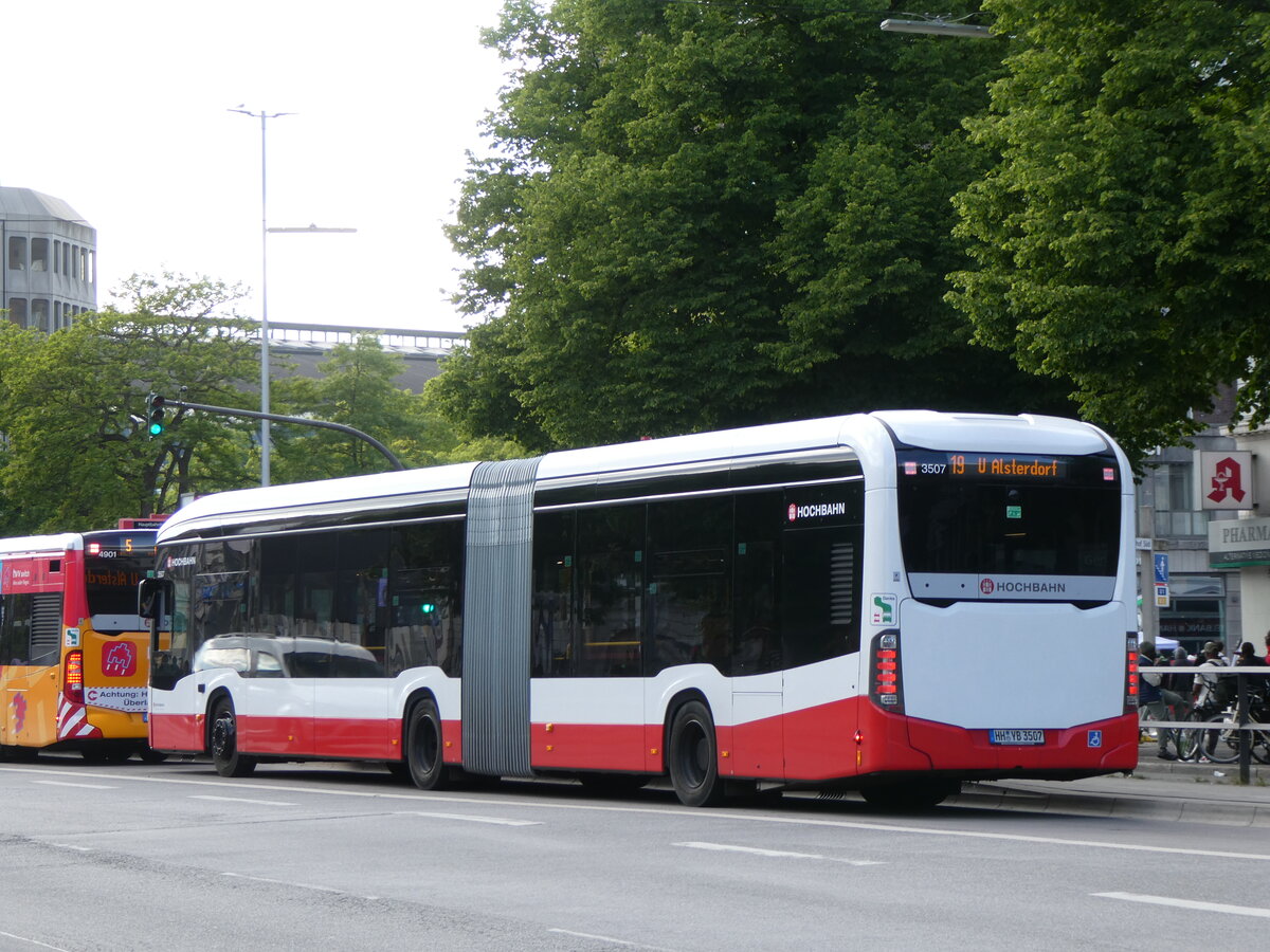 (275'393) - HHA Hamburg - Nr. 3507/HH-YB 3507 - eMercedes am 10. Mai 2025 beim Hauptbahnhof Hamburg