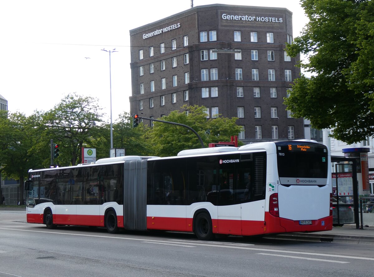 (275'394) - HHA Hamburg - Nr. 7613/HH-YB 1673 - Mercedes am 10. Mai 2025 beim Hauptbahnhof Hamburg