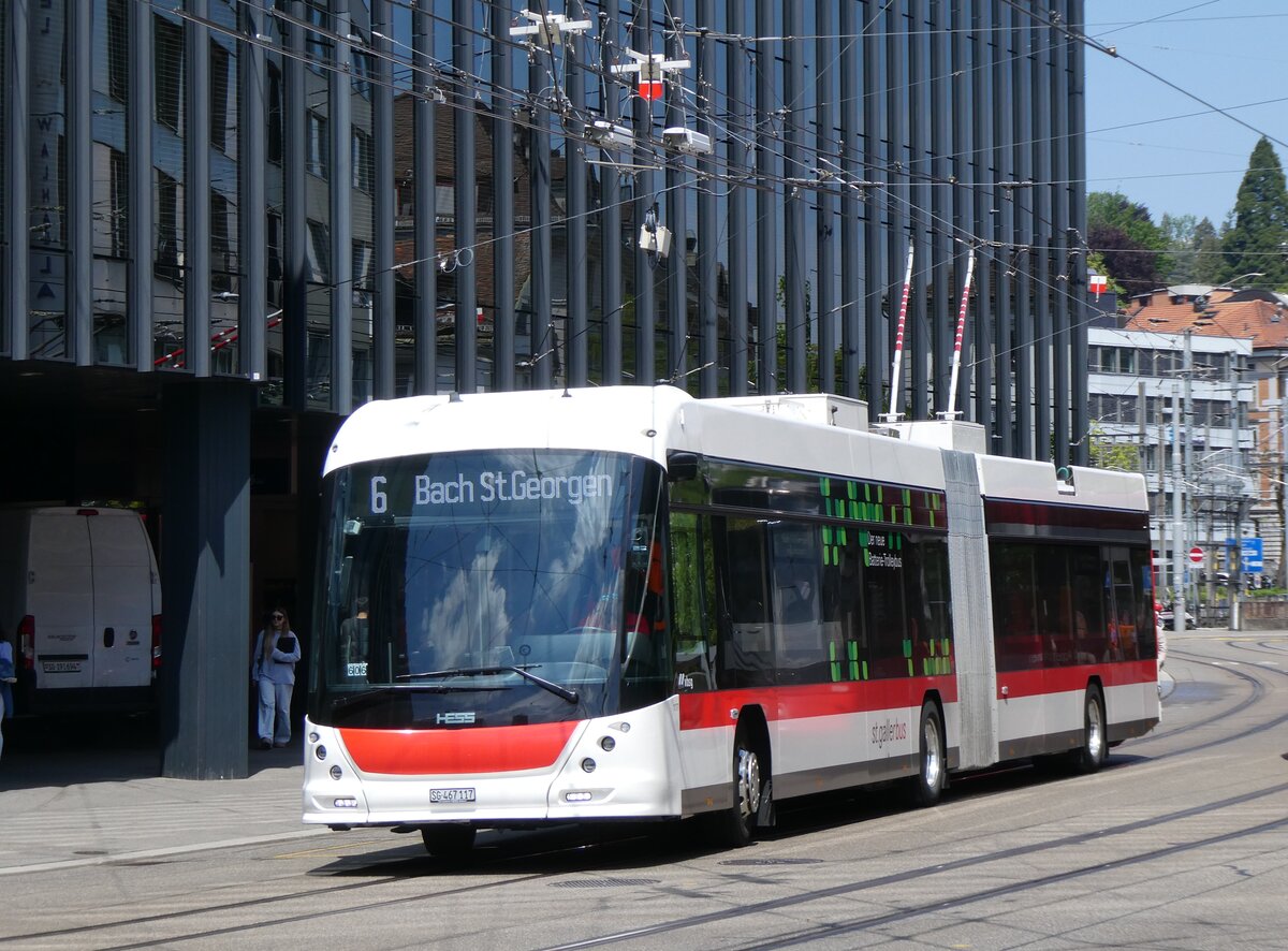 (275'575) - St. Gallerbus, St. Gallen - Nr. 117/SG 467'117 - Hess/Hess Gelenktrolleybus am 15. Mai 2025 beim Bahnhof St. Gallen
