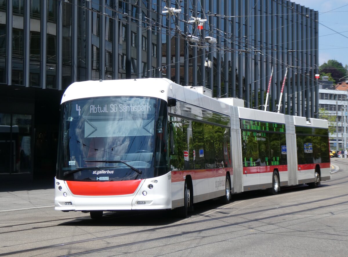 (275'582) - St. Gallerbus, St. Gallen - Nr. 136 - Hess/Hess Doppelgelenktrolleybus am 15. Mai 2025 beim Bahnhof St. Gallen